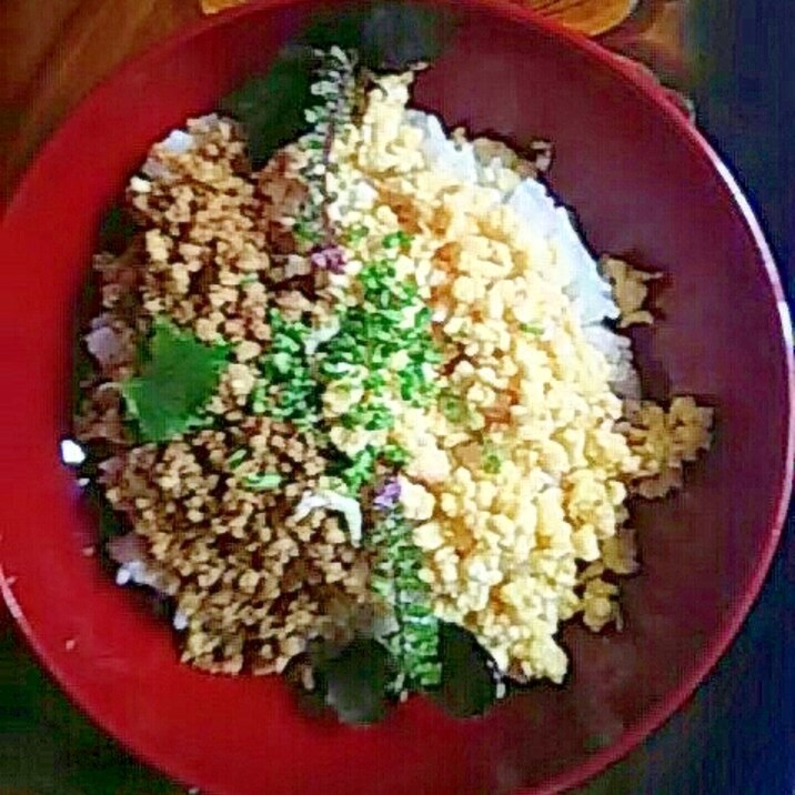 穂紫蘇で☆鶏と卵のそぼろ丼